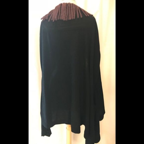 Black waffle pattern cape, burgundy fringe trim - Picture 6 of 6